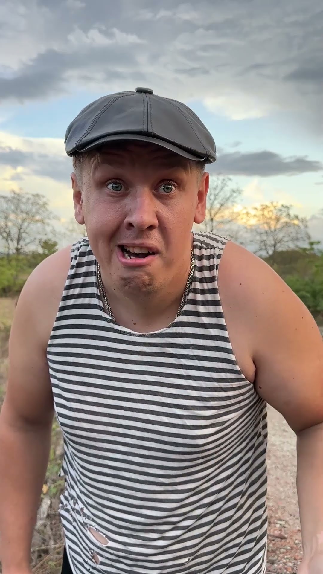 ОН СПРЫГНУЛ В ОКНО?